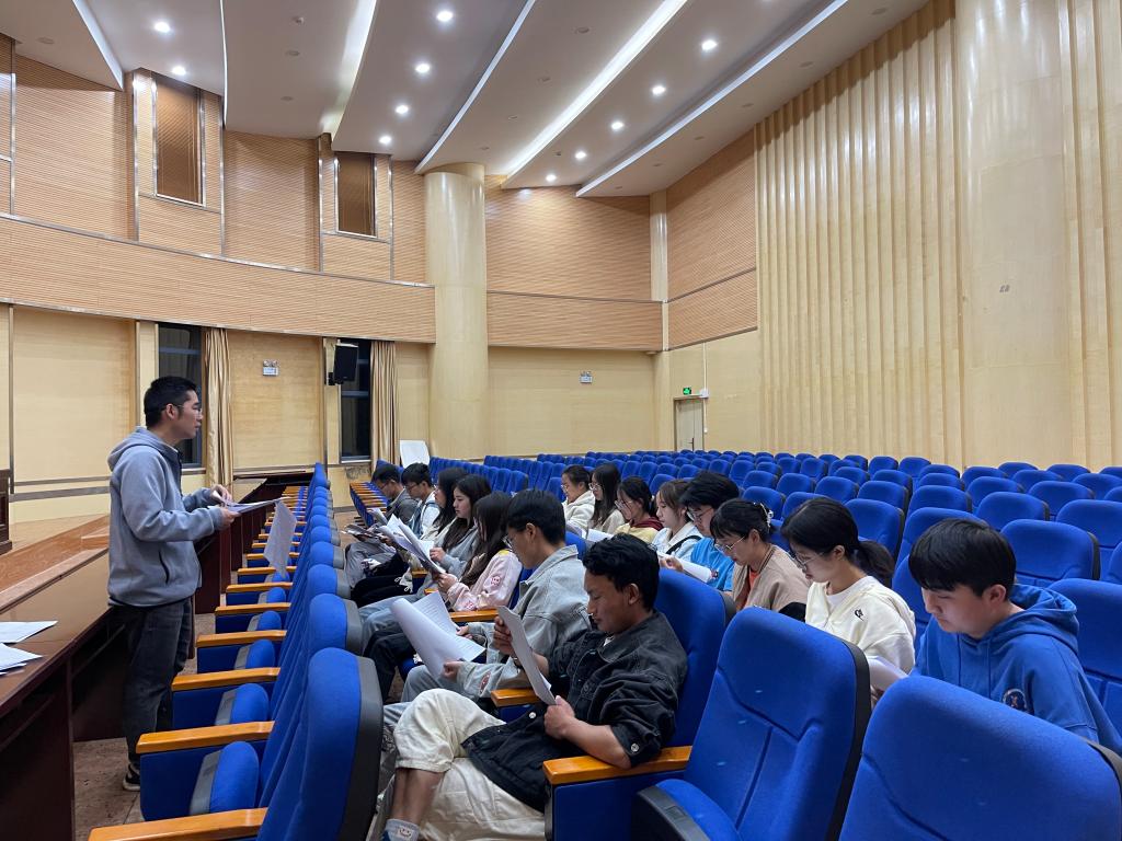 星力
学生第四党支部组织学习党的二十大报告